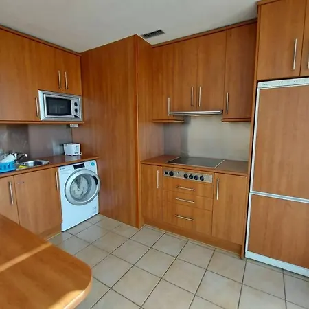 Amplio En La Playa Del Esquinzo